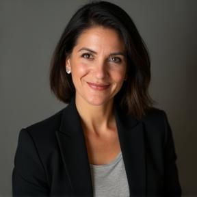Headshot of Claudia Fernandes, an audio engineer