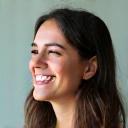 Headshot of Fernanda Oliveira, a satisfied student